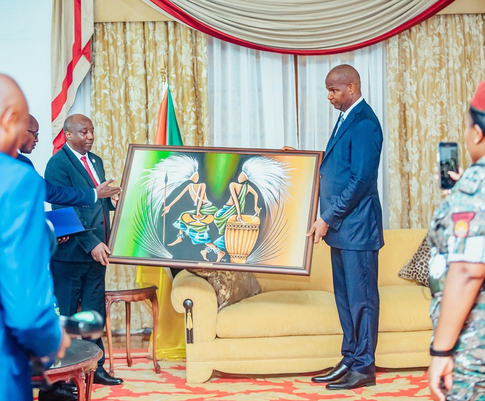 Prime Minister Dr. Ngirente gave President Chapo a gift that represents Rwandan culture.