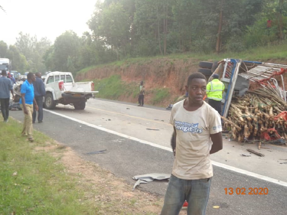 Seven people have died and eight gravely injured today morning when brakes of a truck failed, causing a tragic accident.
