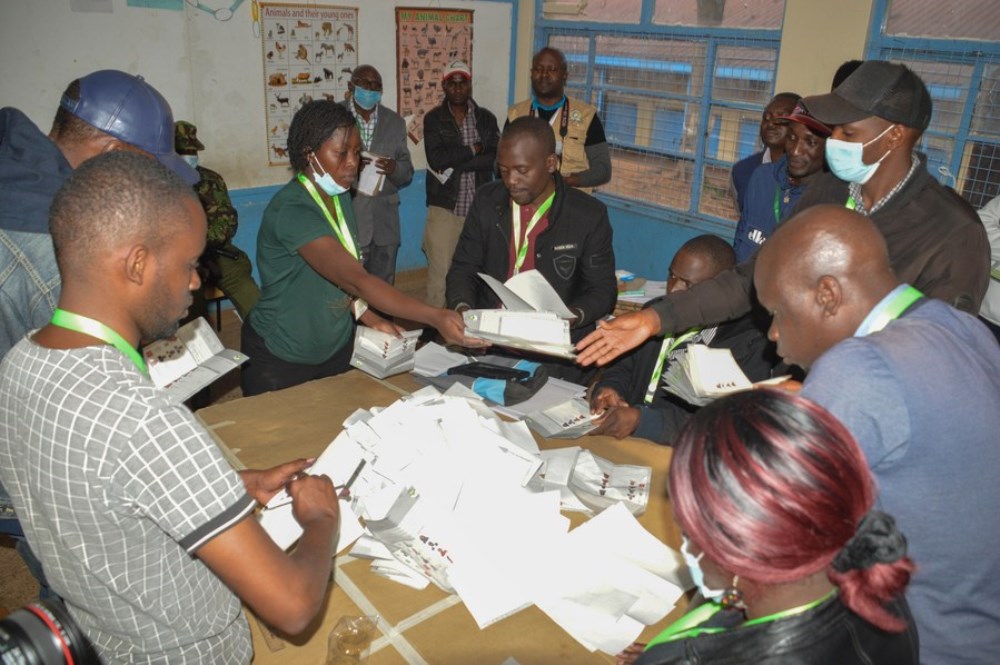 Kenya's Independent Electoral and Boundaries Commission officials count votes by displaying to agents at a polling station in Nairobi Aug. 9, 2022. (Photo by Charles Onyango/Xinhua)