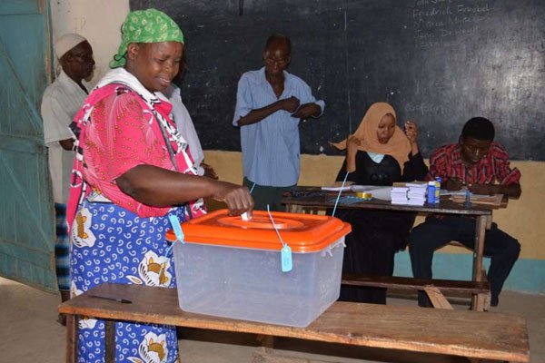 A resident votes at Hola Primary School polling centre in Galole, Tana River County, on April 22, 2017 during ODM primaries. A survey has indicated that Kenyans do not want a repeat of post-election violence.
