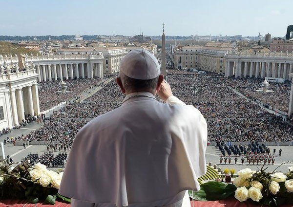 Pope Francis greets worshippers as he delivers his Easter message at St Peter's Square in Vatican on March 27, 2016.