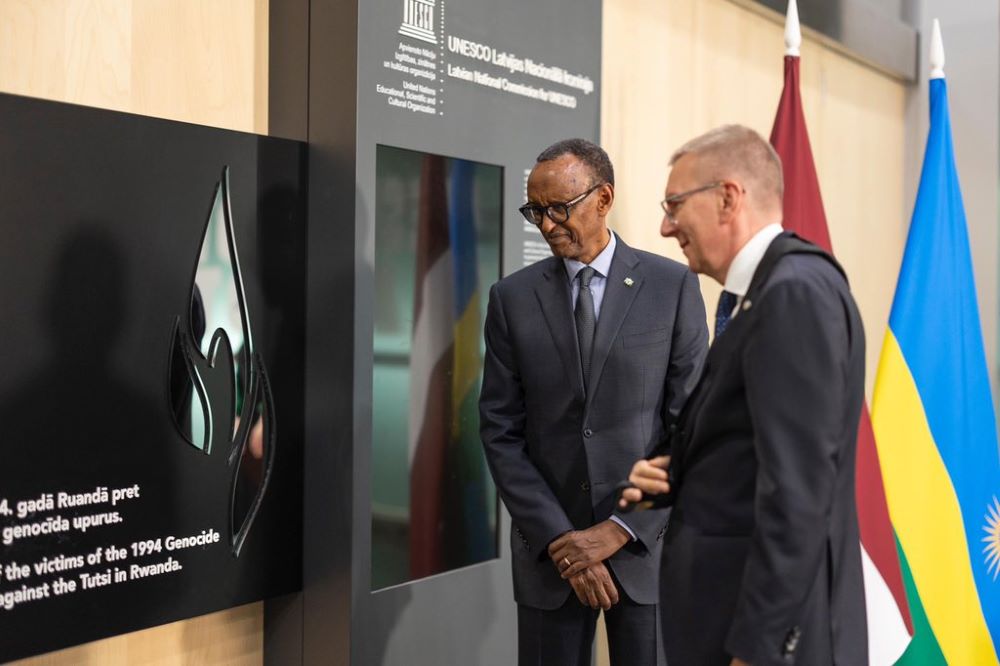 The two Presidents unveiled a commemorative plaque at the National Library of Latvia, dedicated to the victims of the 1994 Genocide against the Tutsi in Rwanda.