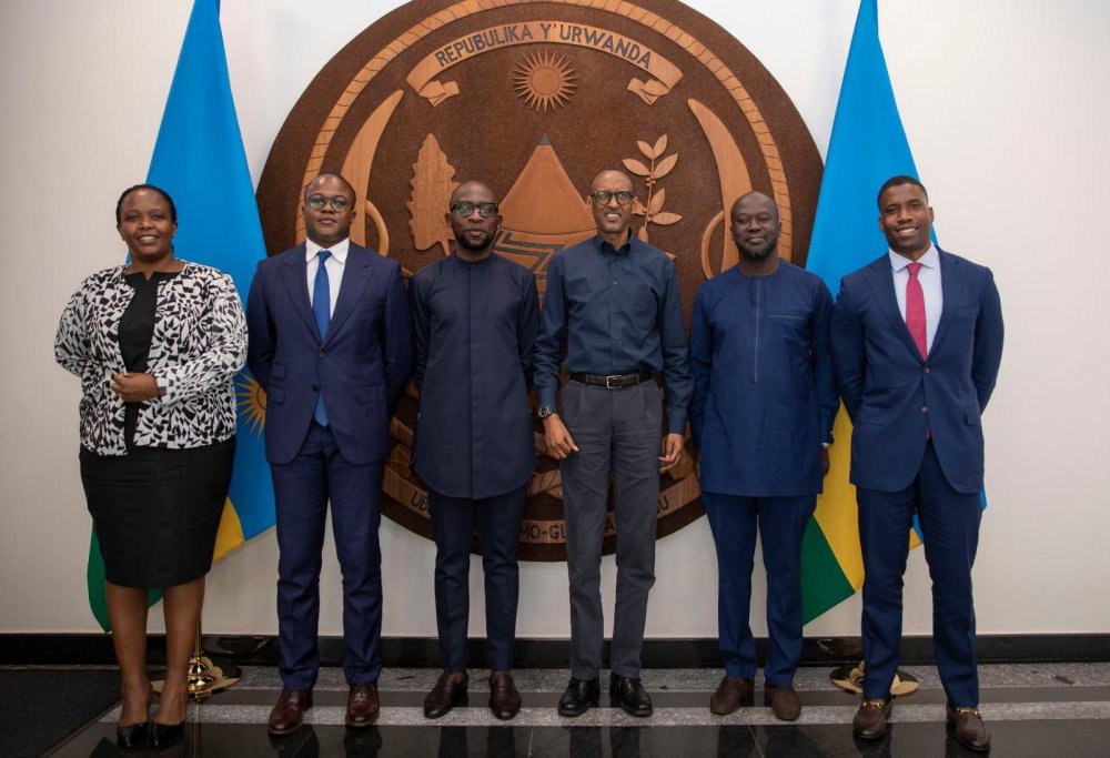 President Paul Kagame in a group photo with investors from Ghana.