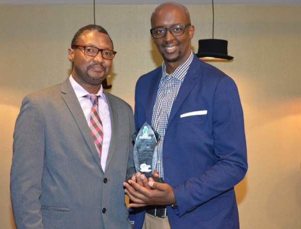 Karirima and the CEO of IGIHE,Meilleur Murindabigwi celebrating the award