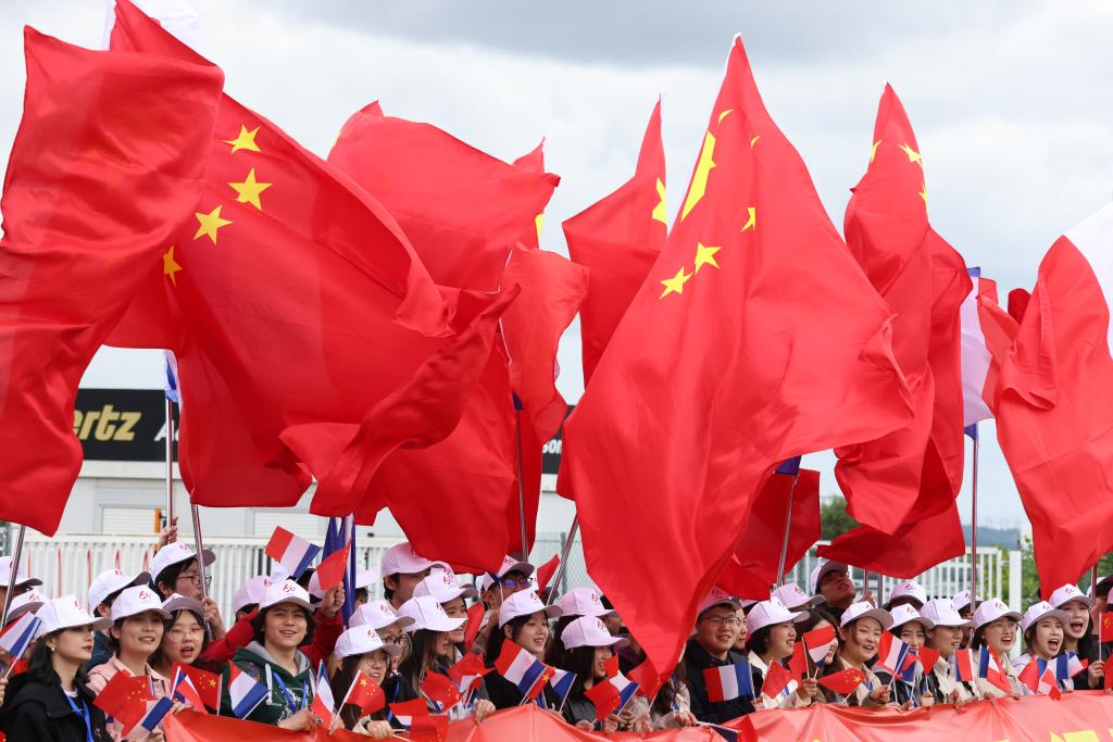 People welcome Chinese President Xi Jinping in Paris, France, May 5, 2024. Xi arrived on Sunday for a state visit to France. (Xinhua/Lu Ye)