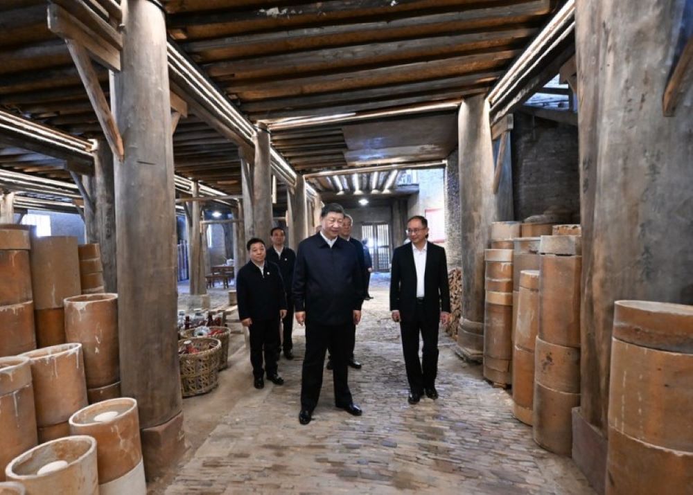 Xi Jinping, general secretary of the Communist Party of China Central Committee, visits a historical and cultural block in Jingdezhen City, east China's Jiangxi Province, Oct. 11, 2023. (Xinhua/Xie Huanchi)