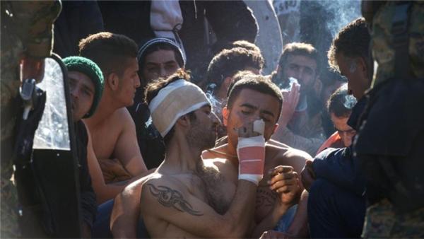 By mid-November more than 800,000 refugees had reached Italy and Greece, Human Rights Watch said
