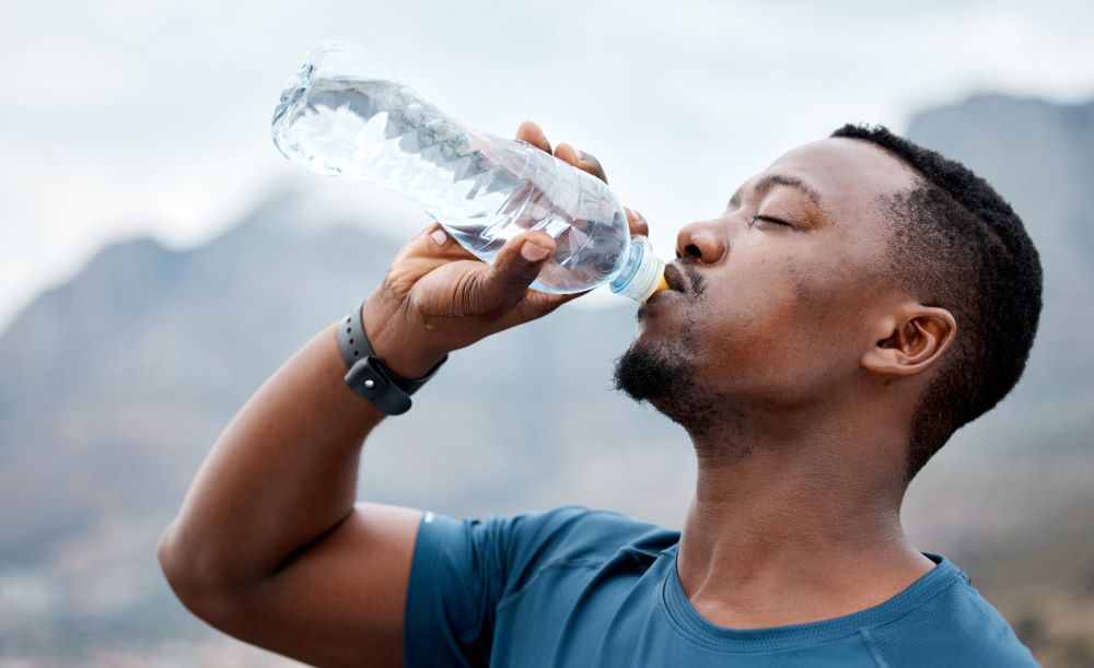 Drinking water is considered one of the remedies believed to relieve headaches. Photo Lyphe 