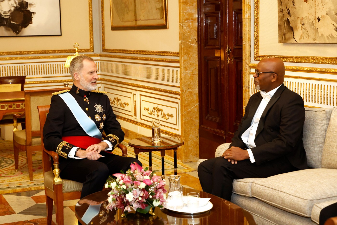 King Felipe converses with the Ambassador of the Republic of Rwanda to Spain after receiving the Letters of Credence.