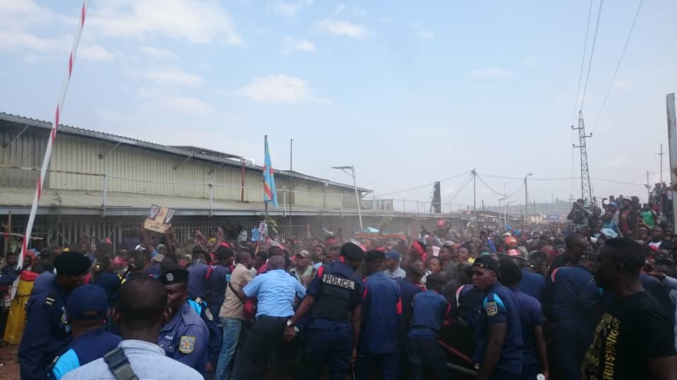 Rioters have turned violent and looted Rwandans' shops in Goma.
