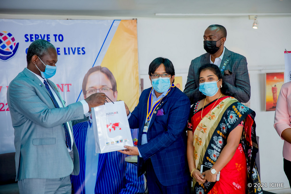The new President of Rotary Club Kigali Virunga presenting a gift to the Governor of Rotary Club District 9150, Edgard Cyr Tougouma.  