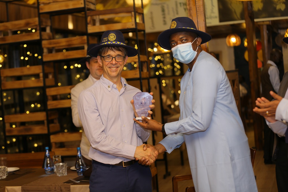 Amb. Peter Vrooman (left) receiving a gift from Rotarian Kelechi. 