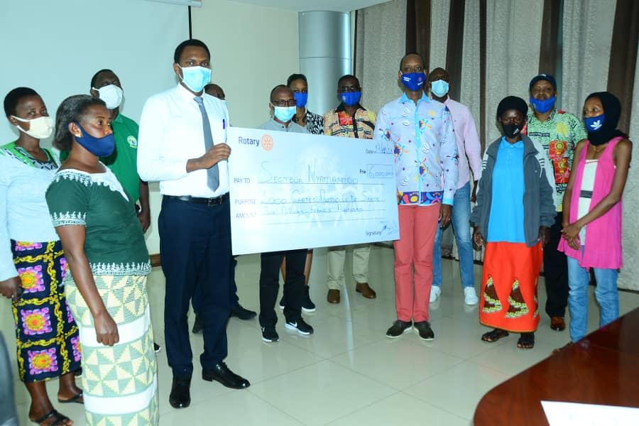  Rotary Club Kigali Doyen in a group photo with beneficiaries.  