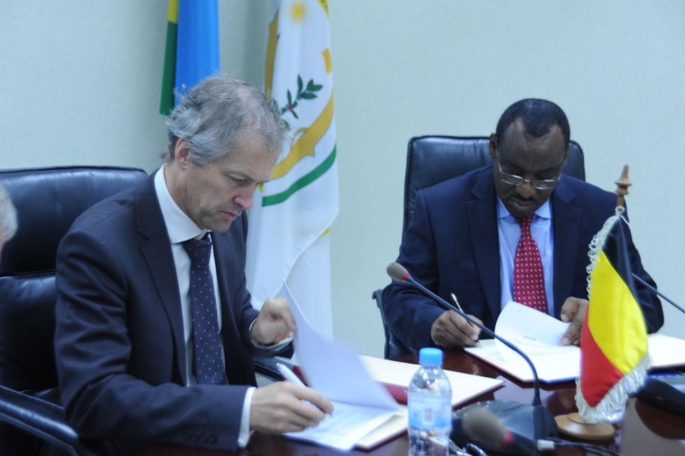 Rwanda’s Minister of Finance and Economic Planning (MINECOFIN), Amb. ClaverGatete and Belgium ambassador to Rwanda Pauwels Arnout signing agreements.