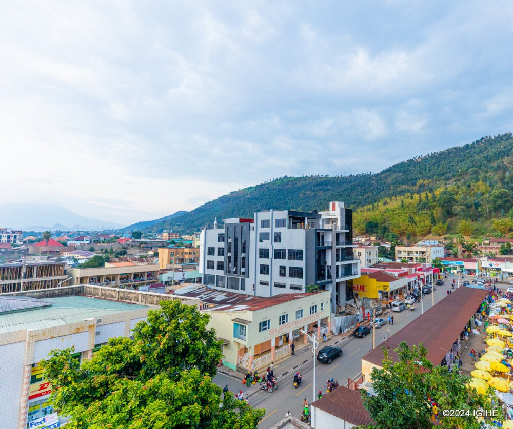 The project also includes rehabilitated roads, the construction of a new modern bus terminal, and additional facilities aimed at improving transportation, mobility, and trade connectivity.