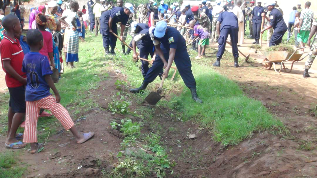 The exercise involved collecting littered wastes on streets and in residential areas as well as clearing water trenches in Abakara village of the 5th arrondissement.
