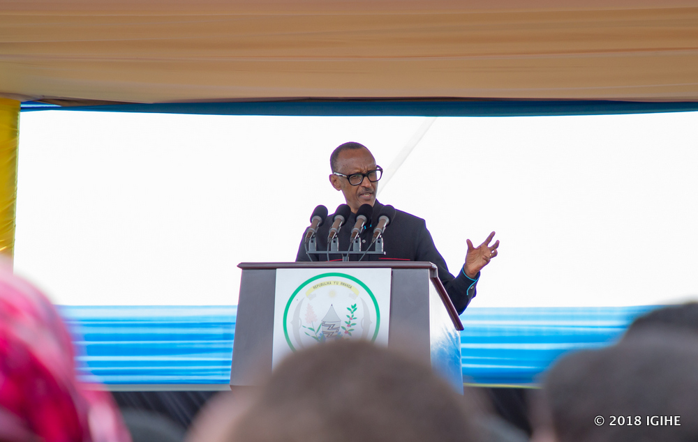 Kagame speaks to Muhanga residents yesterday