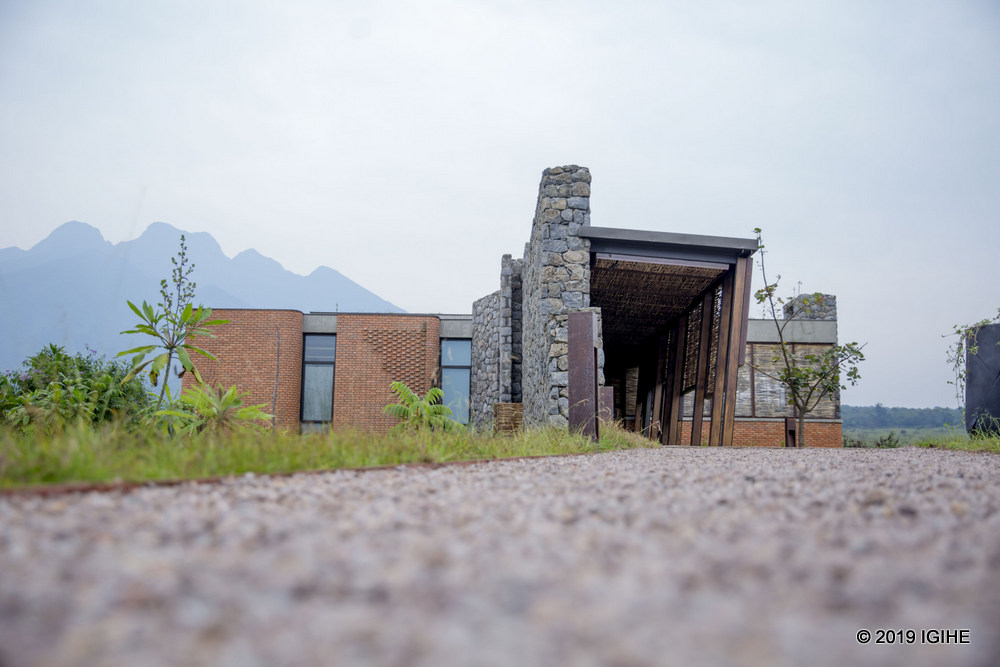 Singita Kwitonda Lodge and Kataza House comprises of eight environment friendly buildings of which majority materials were from Rwanda.