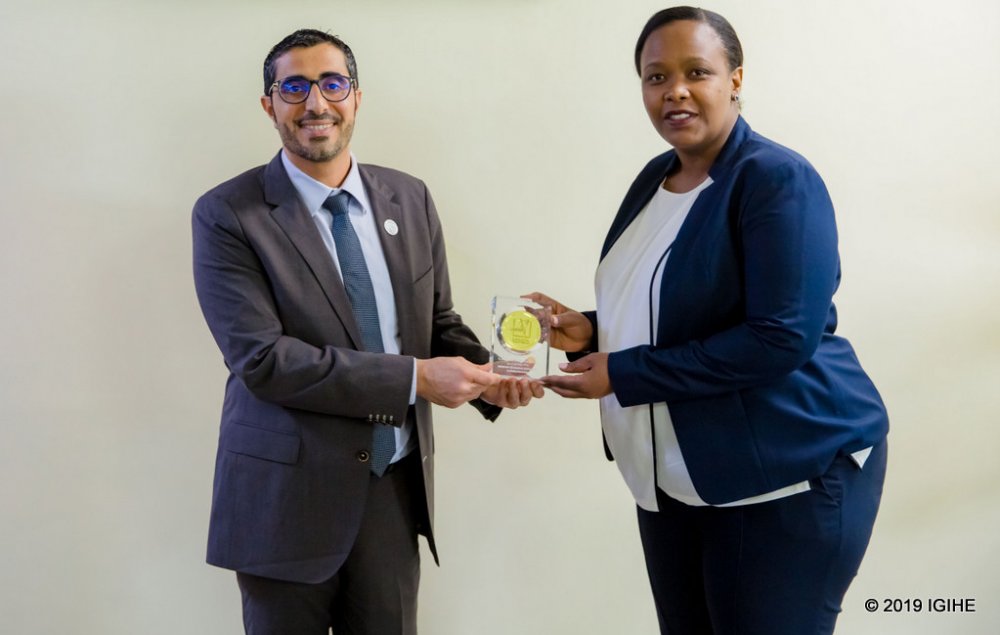 UAE Minister of Human Resource, Juma offered a token to the CEO of Rwanda Development Board,Clare Akamanzi