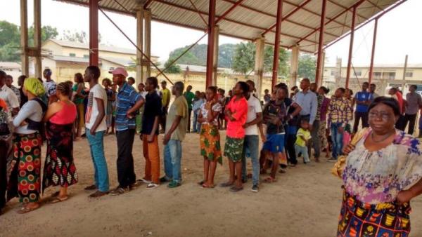 Congolese people queue to receive vaccination against yellow fever in Gombe district, of the Democratic Republic of Congo's capital Kinshasa, August 17, 2016.