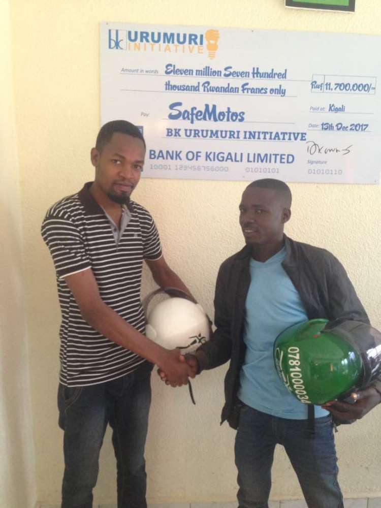 SafeMotos, a Rwandan ride hailing platform that enables customers to book moto-taxi rides, won Rwf 11,800,000 in last year’s Urumuri Initiative. 