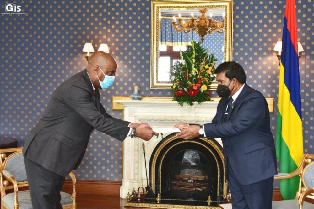 Ambassador Segore presenting credentials to the President of Mauritius, Prithvirajsing Roopun. 
