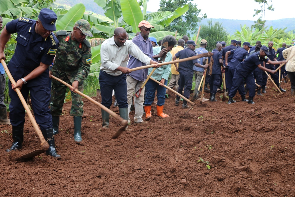 Senior government and security officials, and residents in Umuganda to create a road in Rugarama Village in Giti Sector of Gicumbi district.
