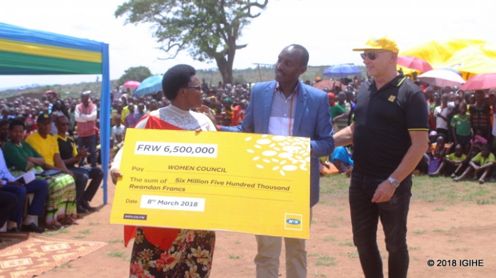 MTN Rwanda supported a forum of Eastern Province women with Rwf6,5 million to use in development projects