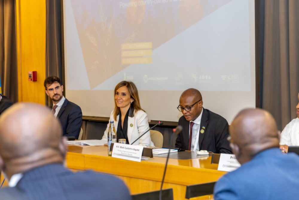 The agreement was signed by Dr. Mark Cyubahiro Bagabe on behalf of Rwanda and Wellington Dias, Minister of Development and Social Assistance, Family and Fight Against Hunger on behalf of Brazil. 