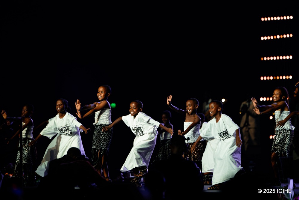 Massamba performed alongside children from the Sherrie Silver Foundation.
