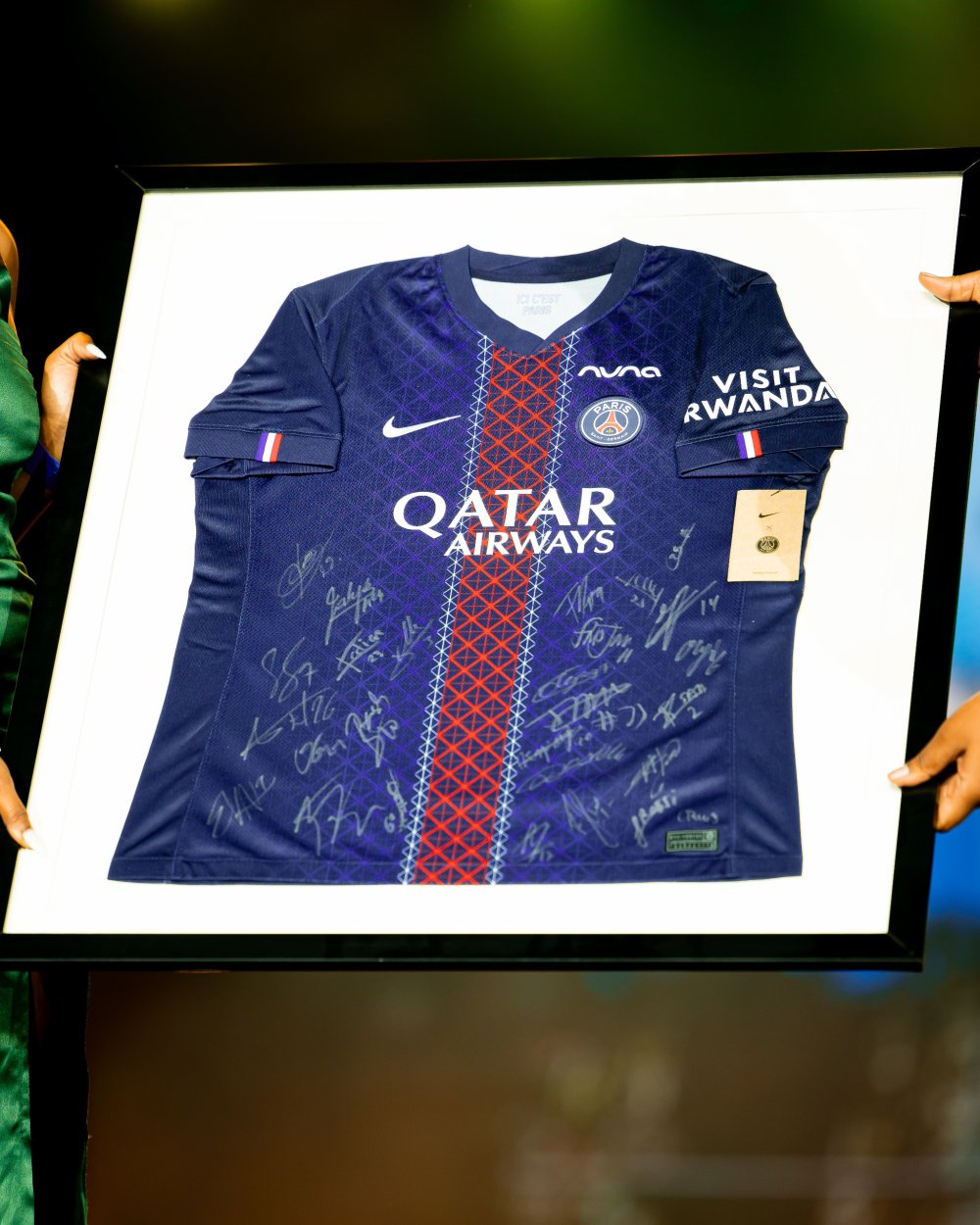 Miss Jolly Mutesi outbid several guests to secure a signed Paris Saint-Germain (PSG) jersey for $1,000 (about Frw 1.4 million).
