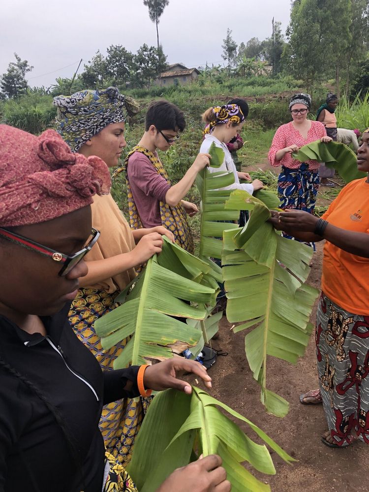 Every year for the past 10 years, Professor Kahn comes to Rwanda together with his students who assist him in training teachers in this progressive, experiential methodology: