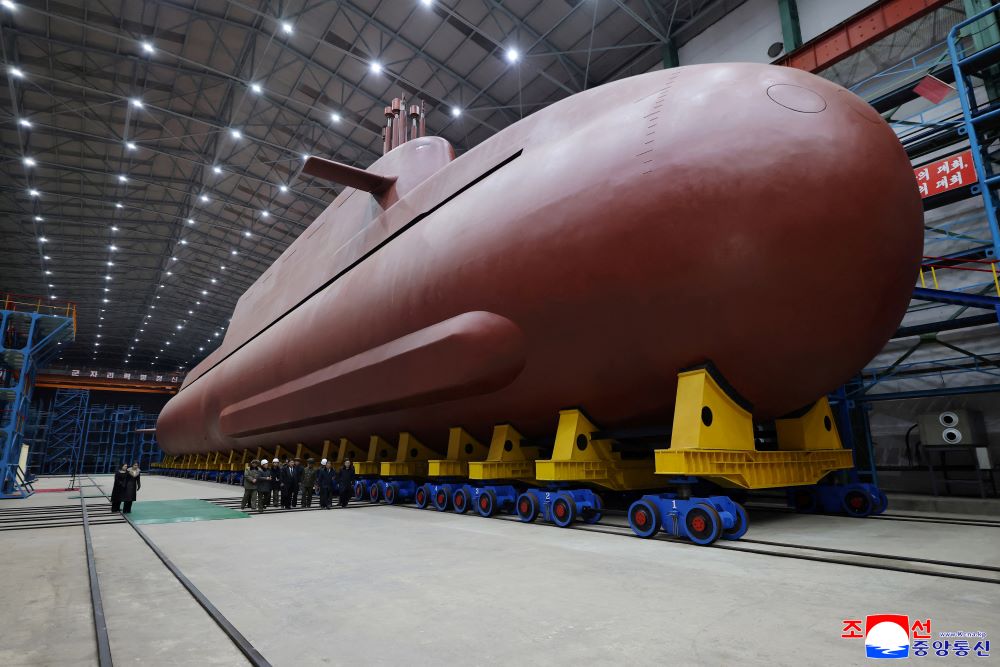 North Korea has publicly shown significant progress in the construction of a nuclear‑powered submarine, releasing state media photos that appear to show a largely completed hull of the vessel.