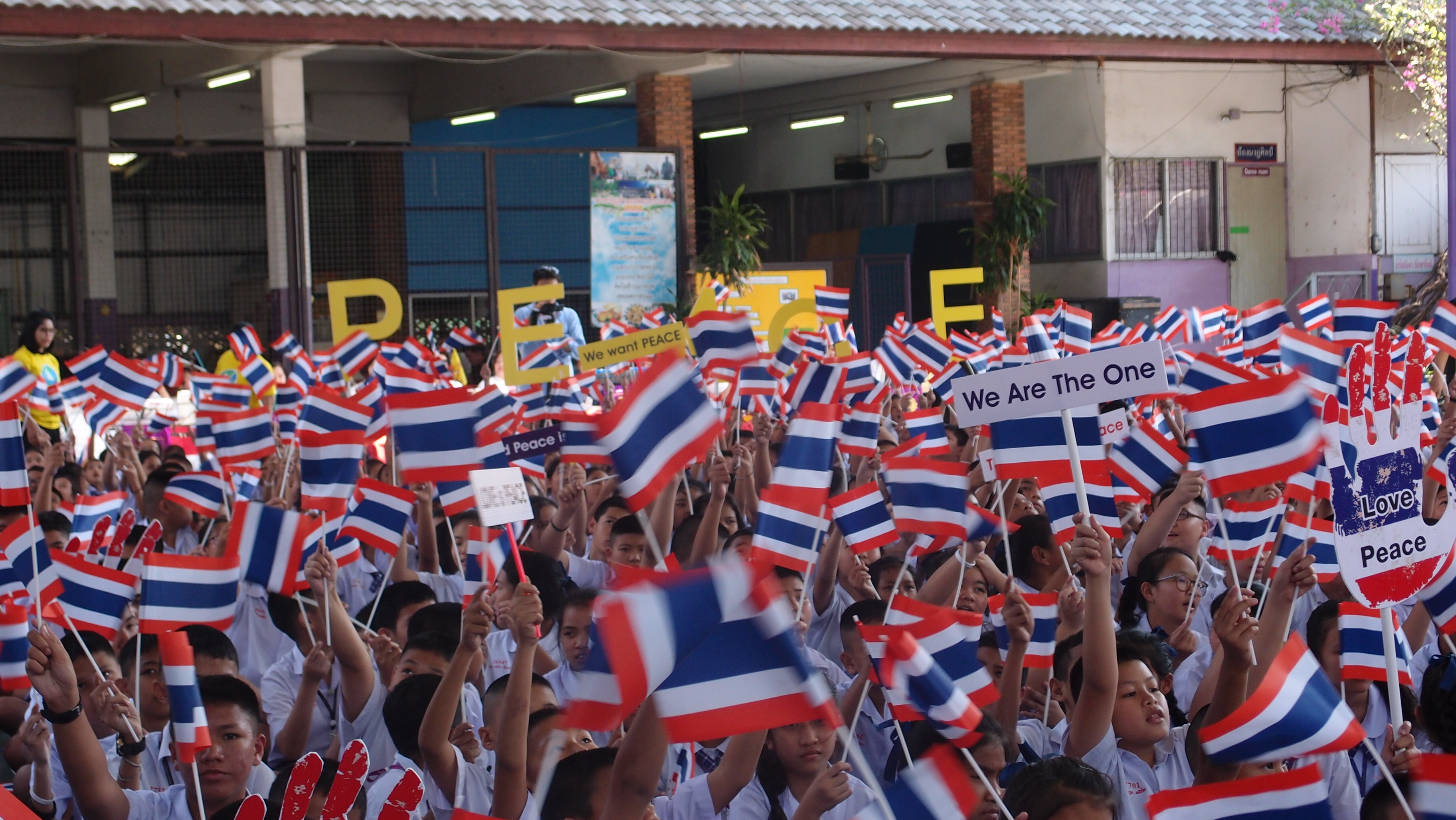 Students holding Thai flag