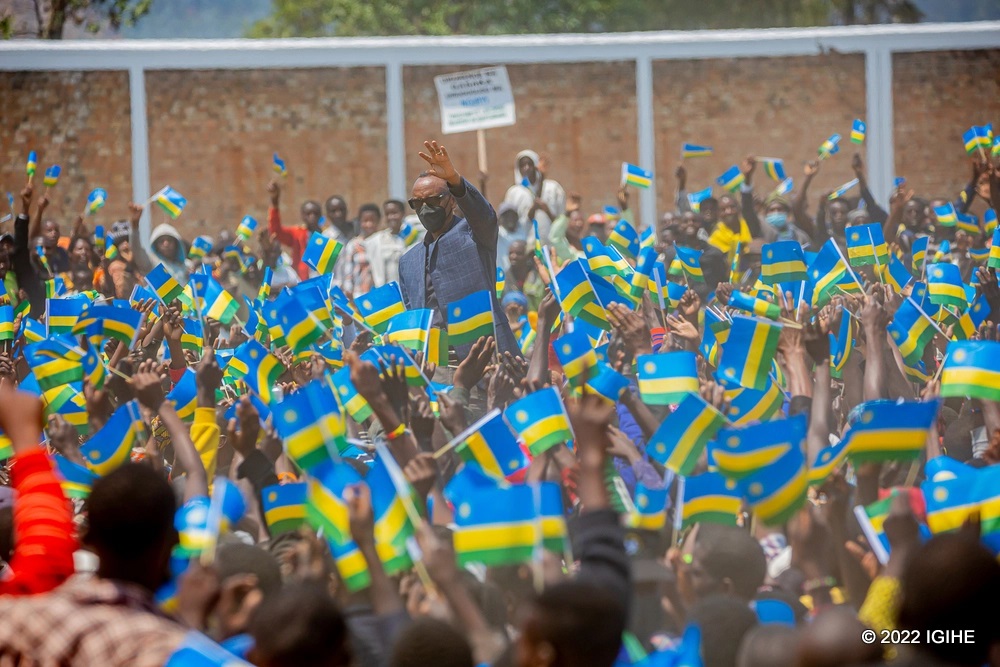 President Kagame waving at residents as he arrived in Nyamagabe.