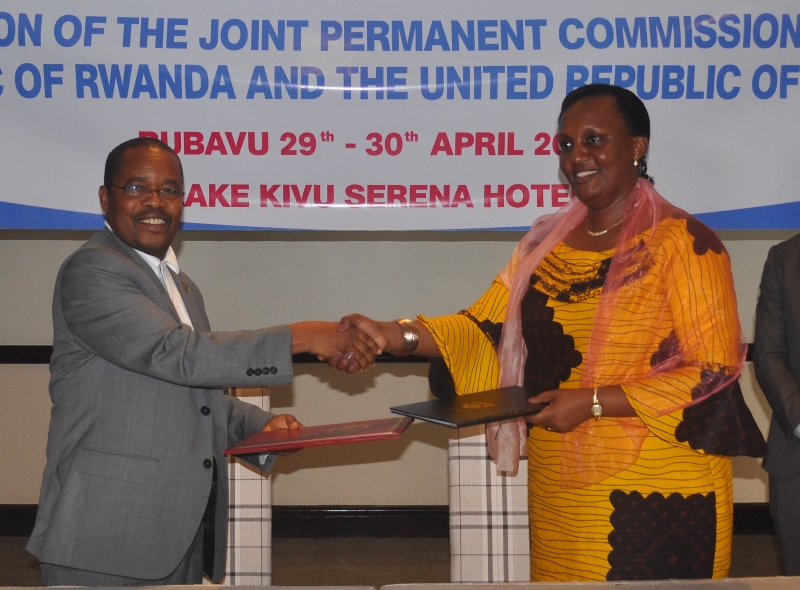 The permanent secretary in the Rwandan Ministry of Foreign Affairs, Amb. Jeanine Kambanda  and the Tanzania’s secretary in the Ministry of Foreign Affairs, Amahanga Amb. Ramadhan Muombwa Mwinyi