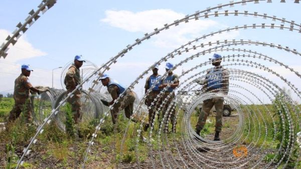 The South Africa contingent of the U.N. peacekeepers in Congo erect a razor wire barrier around Goma airport in the Democratic Republic of Congo November 26, 2012.