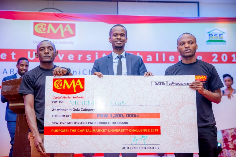 The Acting Executive Director of CMA, Eric Bundugu awarding the Victorious Club from University of Rwanda who emerges as the second winner in the quiz category