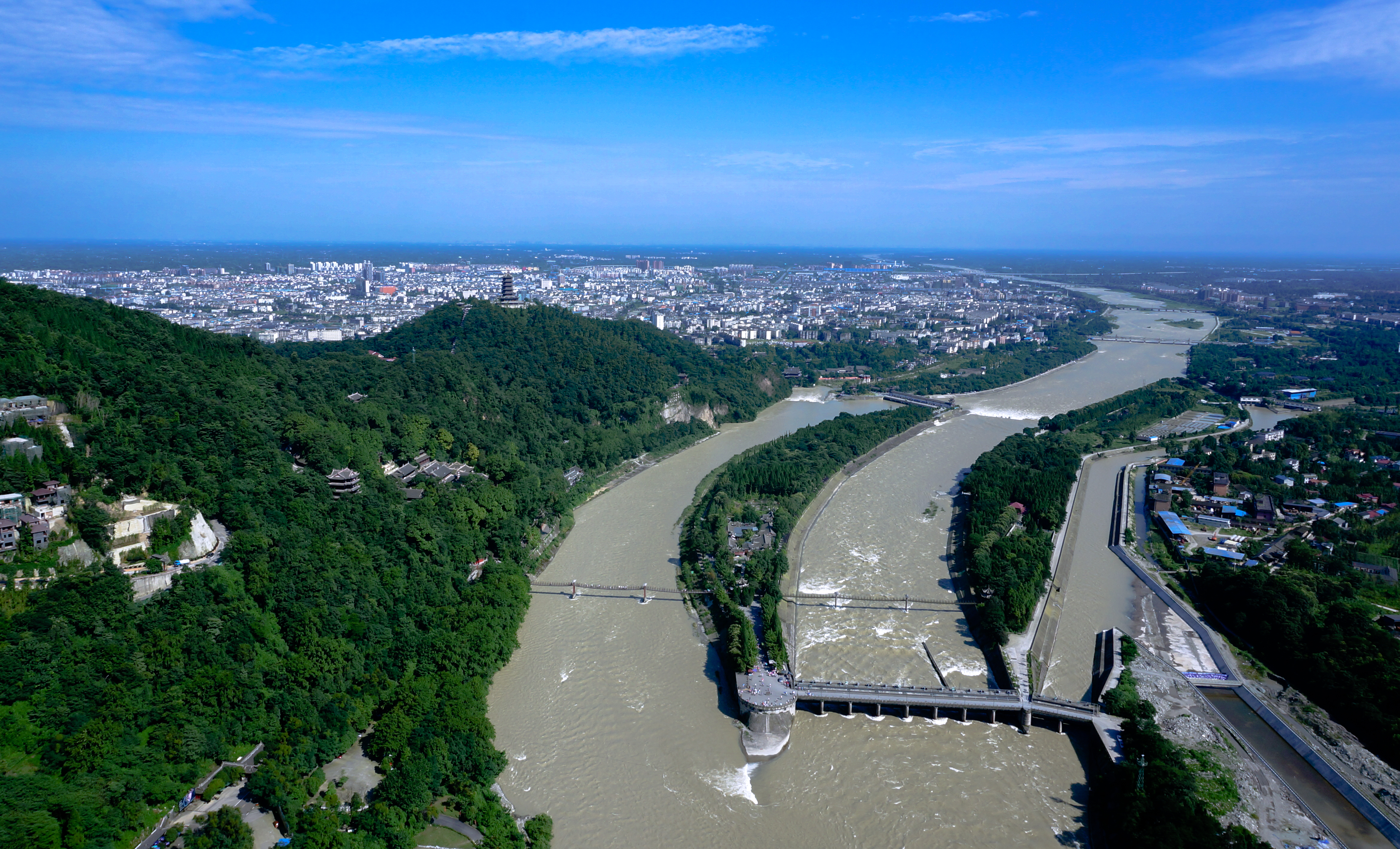 The iconic Fish Mouth Levee divides the Min River into two calm channels.