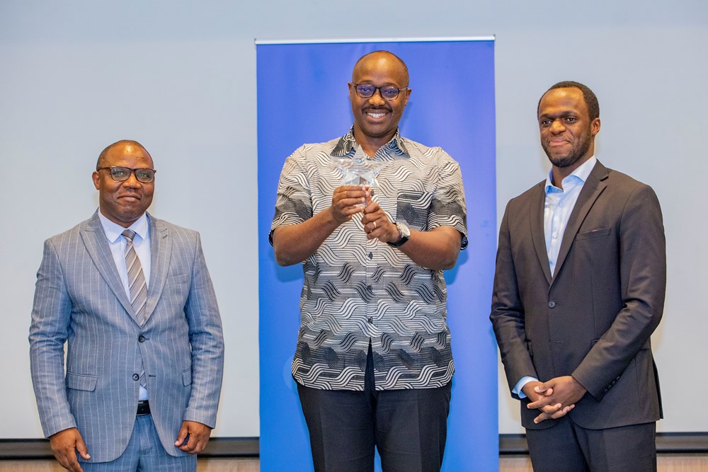 The Mayor of City of Kigali received an award from Minister of Local Government, Jean Claude Musabyimana and Irembo CEO, Israel Bimpe as the best performing province.
