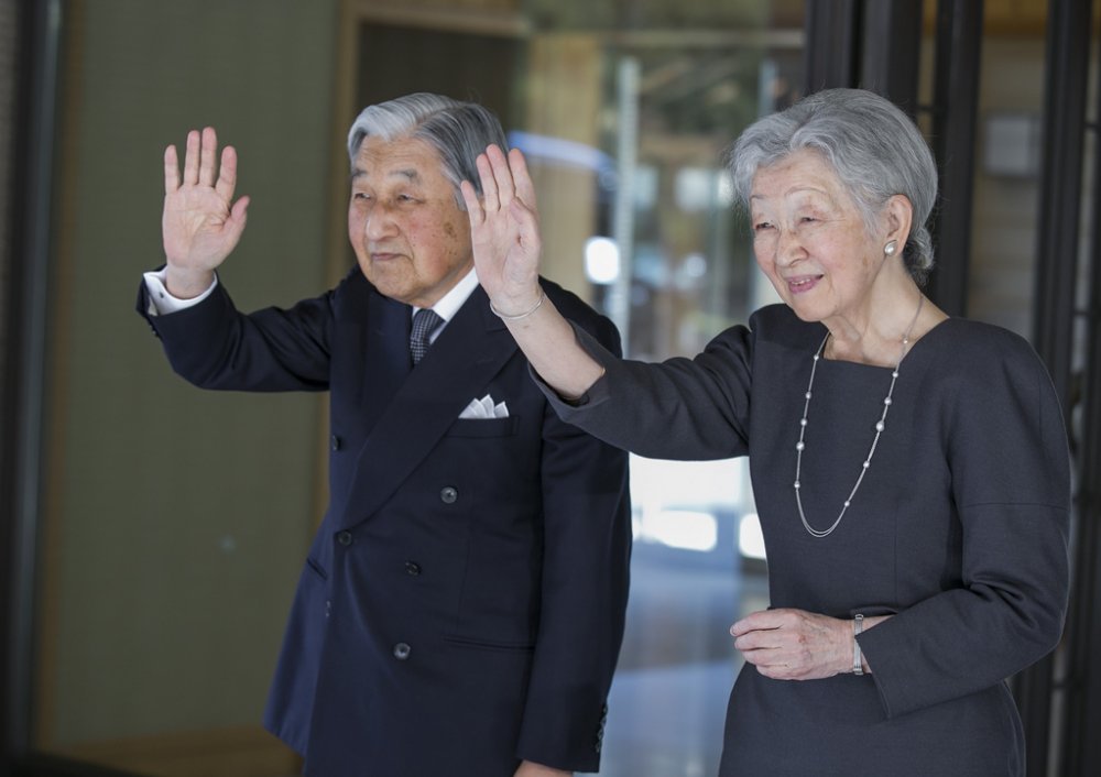 Their Majesties, Emperor Akihito and Empress Michiko waving good bye to Kagame and First Lady