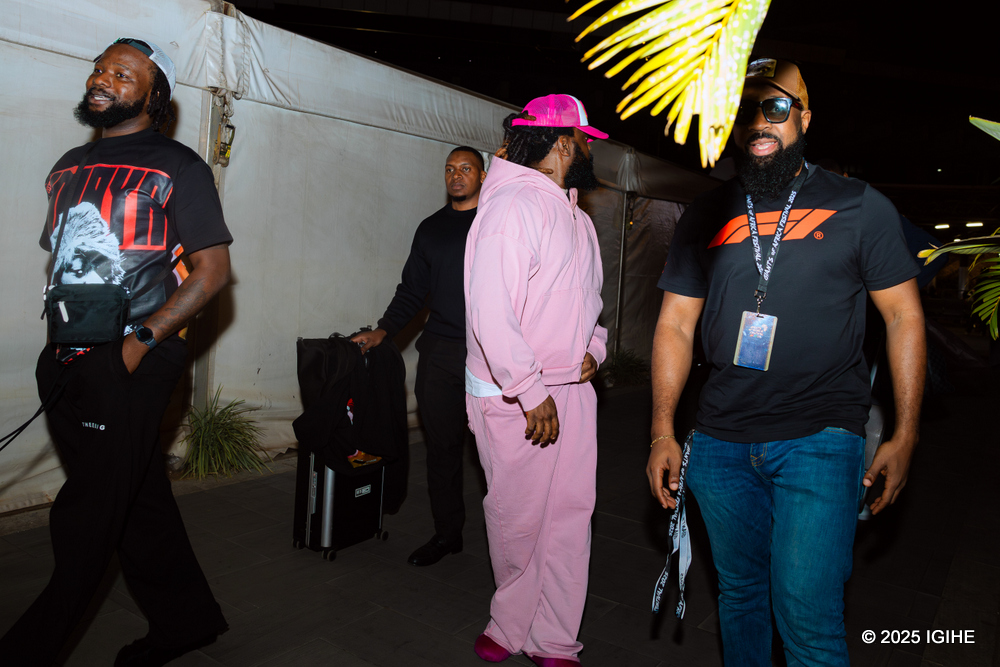 Timaya was accompanied by a large team that supports him in his music career.