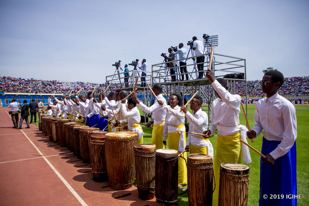 Traditional arm beatings welcoming on throne Kigali's new Archbishop
