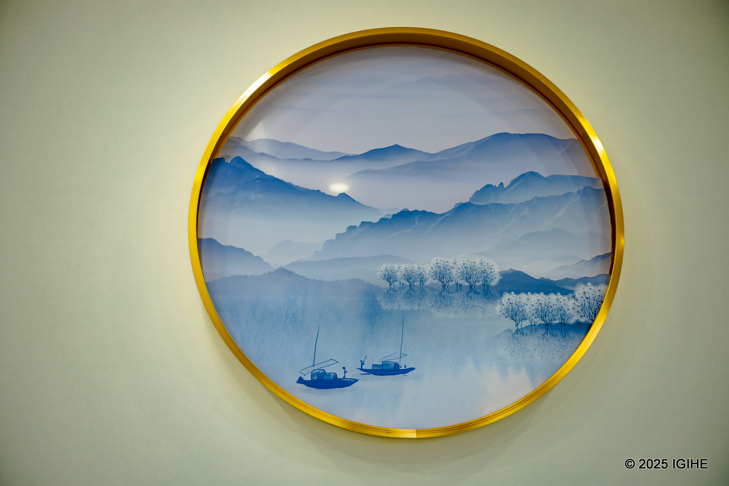 Traditional paintings are used to decorate consultation rooms.