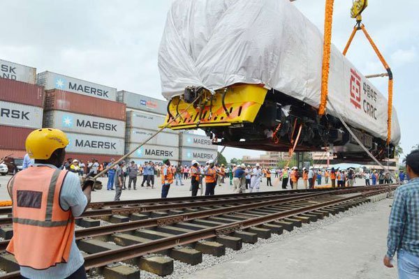 Port workers offload the first batch of Standard Gauge Railway (SGR) locomotives at the Port of Mombasa on January 9, 2017.