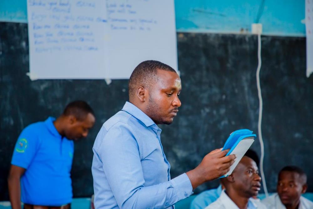 A trainer showing teachers how to effectively use teacher tablets that contain thoroughly researched and carefully designed daily lesson guides. 