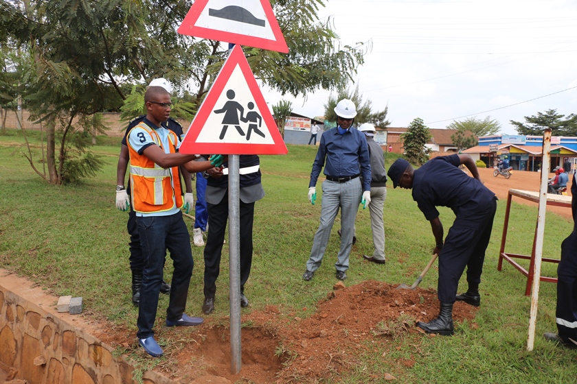 City of Kigali vice mayor in charge of economic development, Parfait Busabizwa and CP George Rumanzi, commissioner for traffic erecting a signposts along Kicukiro-Bugesera highway.