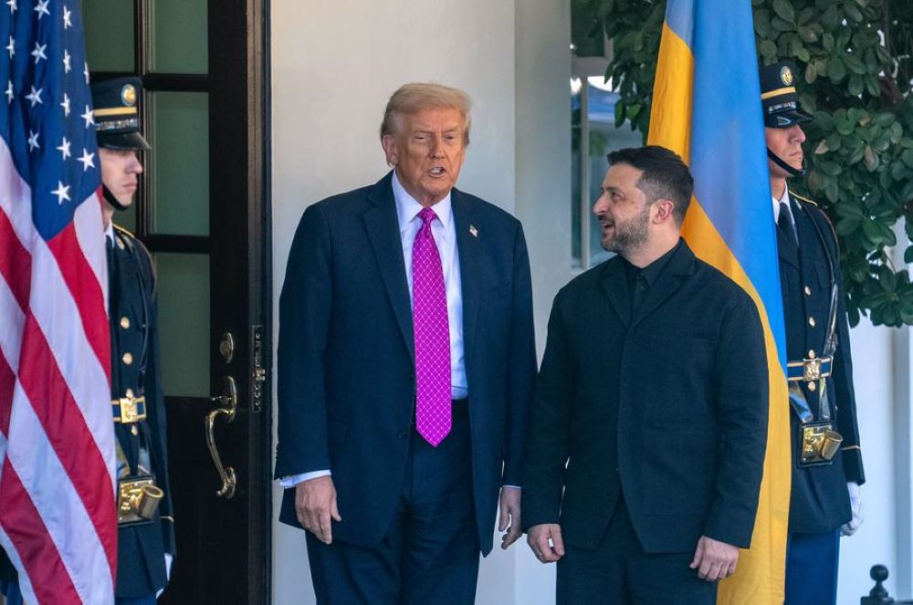 U.S. President Donald Trump (2nd L) welcomes Ukrainian President Volodymyr Zelensky at the White House in Washington, D.C., the United States, Oct. 17, 2025.