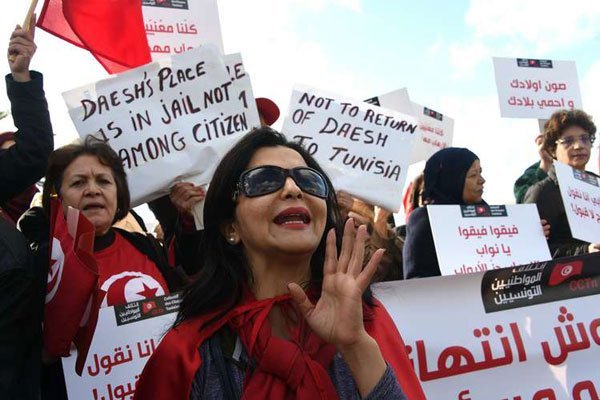 Tunisian women shouting slogans during a demonstration outside parliament on December 24, 2016 against allowing Tunisians who joined the ranks of jihadist groups to return to the country.