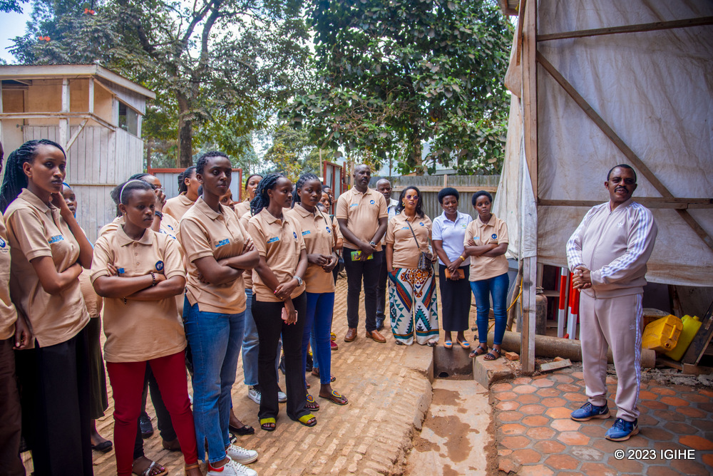 The visit, which took place on August 19th, 2023, began in Rulindo District, where the trainees had the opportunity to learn from the experiences of entrepreneur Sina Gérard. 